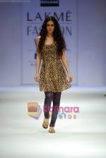 Model walks the ramp for Rehane Show at Lakme Winter fashion week day 4 on 20th Sept 2010 (8).JPG